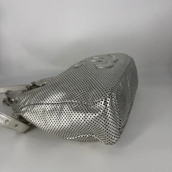 CHANEL Rodeo Drive Tote - Picture 4 of 9